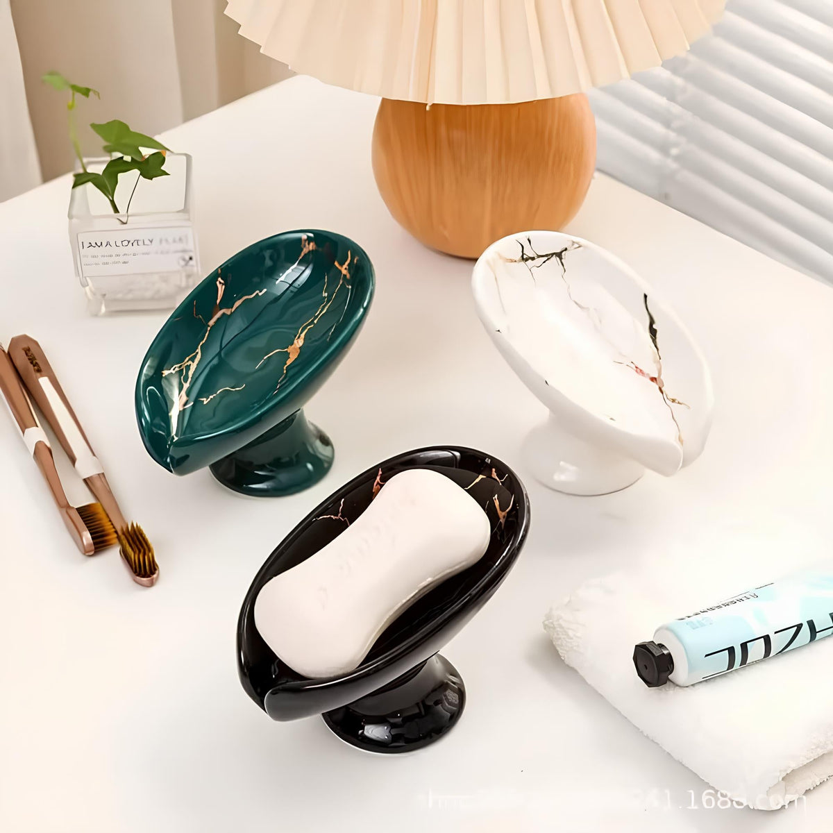 Porte-savon en céramique – design feuille avec trous d’évacuation, salle de bain ou cuisine  Le Mitigeur