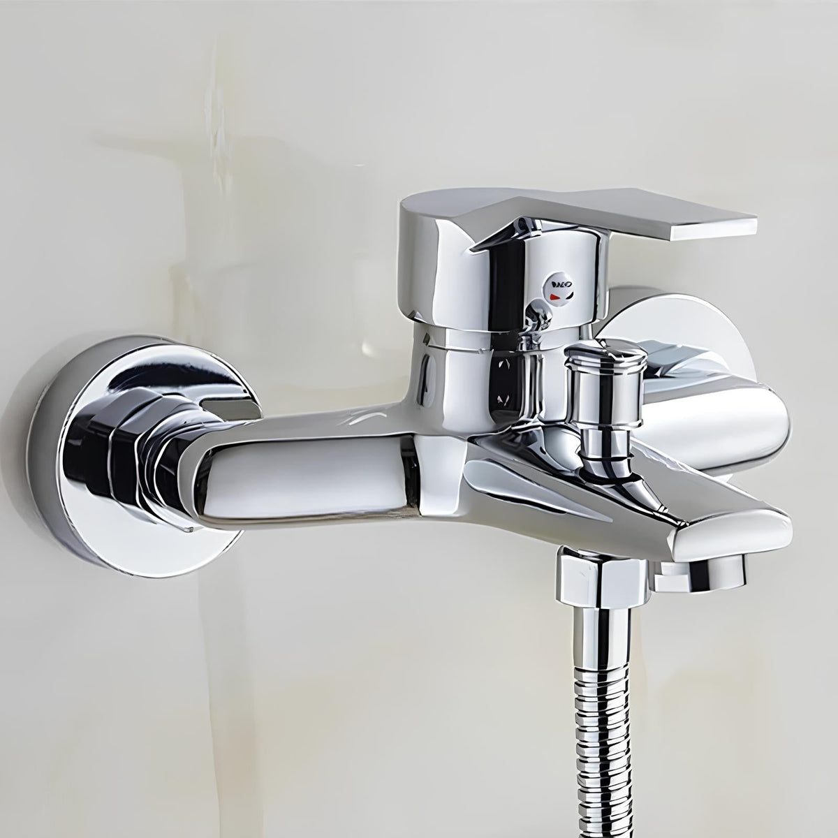 Robinet mitigeur mural avec bouton-poussoir  Le Mitigeur